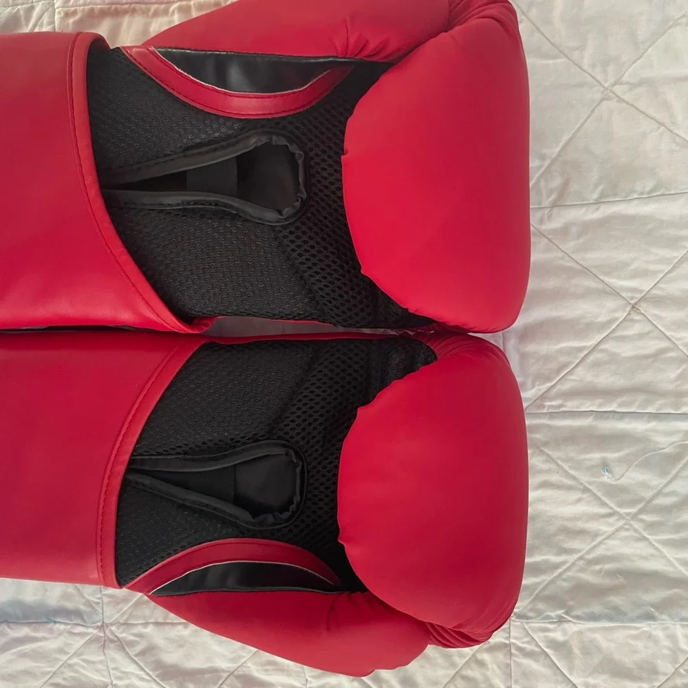 Everlast Red Training Boxing Gloves with Black Accents - Picture 3 of 6